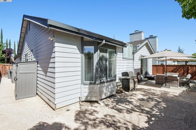 974 Clinton Pl, Pleasanton CA: https://media.crmls.org/mediaz/cacd94b3-fa2a-4816-bf1d-29438db49d57.jpg