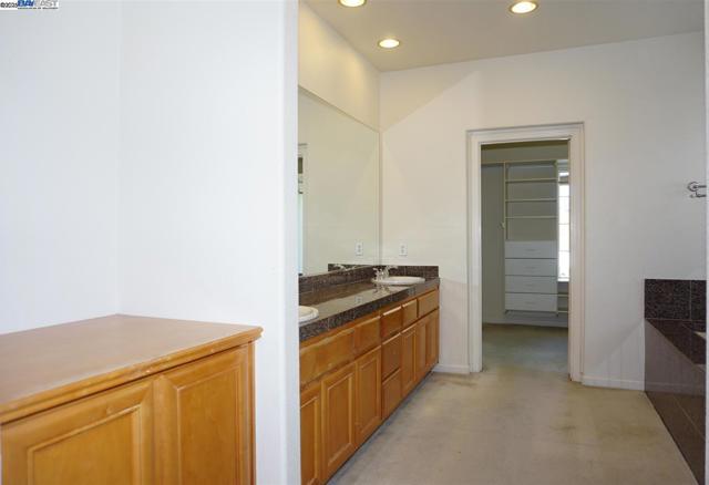 30278 Willowbrook Rd, Hayward CA: https://media.crmls.org/mediaz/cace34f6-b21b-4380-bc4f-96dbd3c8a88a.jpg