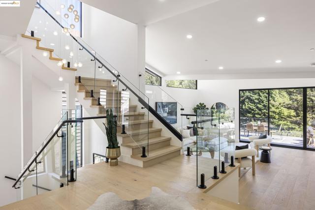 7270 Woodrow Dr, Oakland CA: https://media.crmls.org/mediaz/cace6275-b207-4ca7-812c-fe792585f99b.jpg
