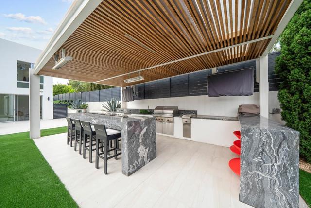 7713 Esterel Dr, La Jolla CA: https://media.crmls.org/mediaz/cace9721-4c18-482d-9427-d9d0dda118f2.jpg