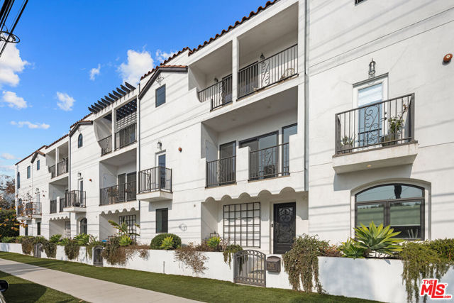7365 Waring Avenue, Los Angeles CA: https://media.crmls.org/mediaz/cacef058-33a9-46b6-b5bb-c020835a5e11.jpg