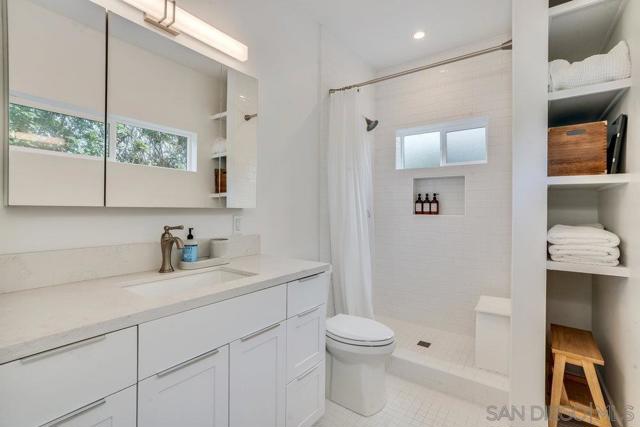 990 92 Laguna Dr, Carlsbad CA: https://media.crmls.org/mediaz/cacf2f5f-7acc-4d9a-84d6-18763aa9d584.jpg