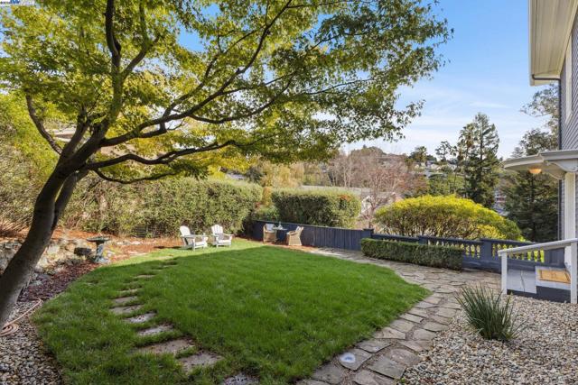 5811 Romany, Oakland CA: https://media.crmls.org/mediaz/cacf560f-eea7-4221-83b8-3a3056286c36.jpg