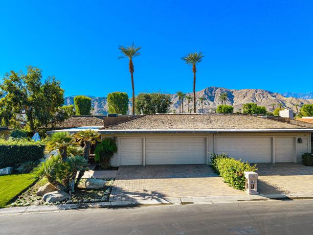 13 Duke Drive, Rancho Mirage CA: https://media.crmls.org/mediaz/cacffd41-b793-4b0b-99b2-4a300c4d10bc.jpg