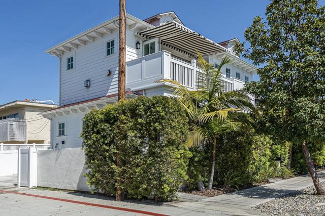 617 9Th St, Coronado CA: https://media.crmls.org/mediaz/cad028b0-b2fd-4808-8f67-743f37f6013c.jpg