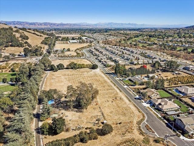 2740 Hecker Pass Road, Gilroy CA: https://media.crmls.org/mediaz/cad04ff0-7842-4b87-b162-d37fbb38056d.jpg