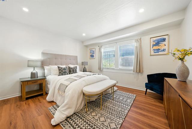 2539 Grande Vista Ave, Oakland CA: https://media.crmls.org/mediaz/cad067c6-3564-4c2d-ae61-86a89c0e3f55.jpg