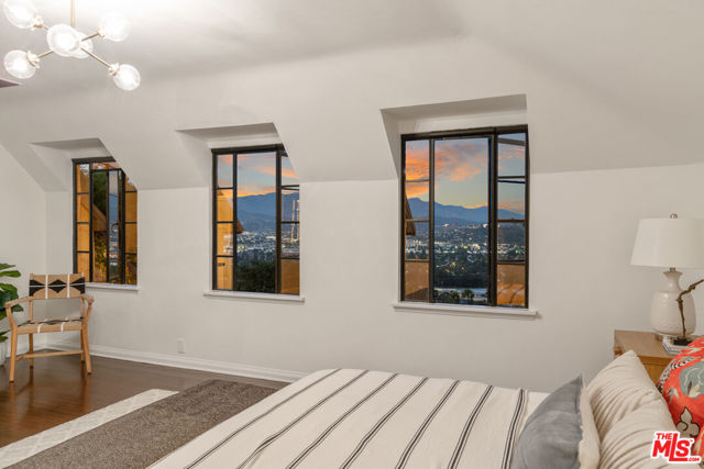 3827 Carnavon Way, Los Angeles CA: https://media.crmls.org/mediaz/cad07fb4-3ead-45ce-a395-776584164c0f.jpg