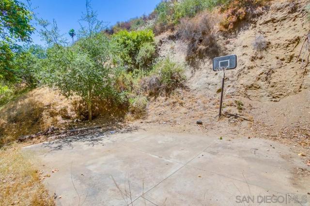 210 Frances Dr, El Cajon CA: https://media.crmls.org/mediaz/cad15fbb-83d7-4a54-af5b-84383c685734.jpg