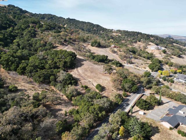 3984 Foothill Rd, Pleasanton CA: https://media.crmls.org/mediaz/cad1b489-6825-4dbd-bf8f-cff87b0db33a.jpg