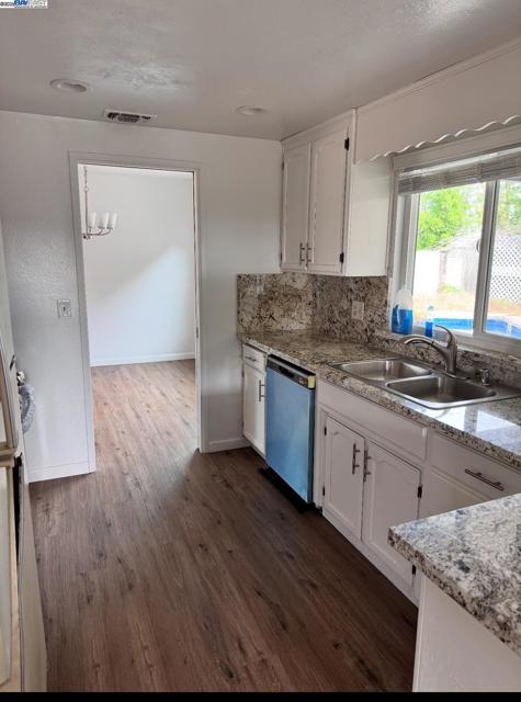 1272 Eastridge pl, Manteca CA: https://media.crmls.org/mediaz/cad2920b-f0d8-4515-8ca5-874650bd588f.jpg