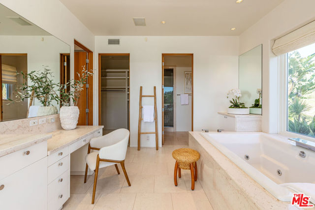 6417 Merritt Drive, Malibu CA: https://media.crmls.org/mediaz/cad3ca2a-aa87-4ed6-b29f-473adbcb7655.jpg