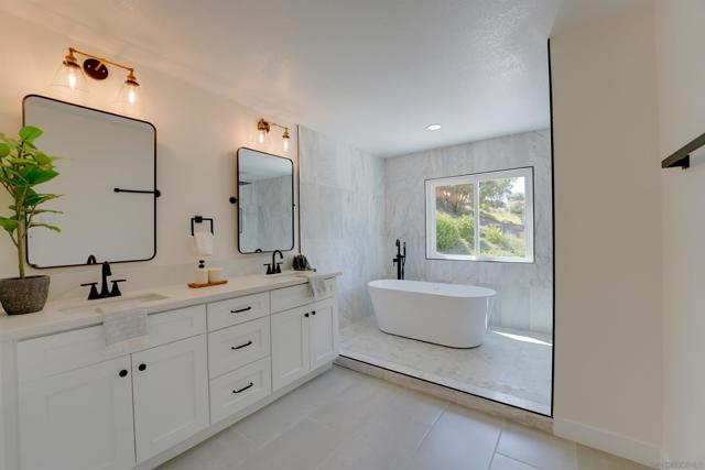 3302 Vista Rocosa, Escondido CA: https://media.crmls.org/mediaz/cad61617-7a92-423b-b235-586f0ac530d0.jpg