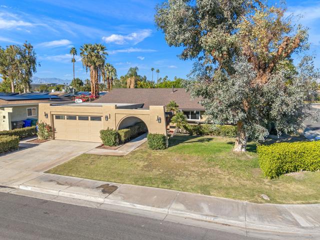 74370 Primrose Drive, Palm Desert CA: https://media.crmls.org/mediaz/cad66ada-796b-43e5-96d4-37b8a98cd2e2.jpg