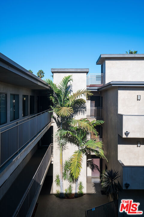 931 N ALFRED Street, Los Angeles CA: https://media.crmls.org/mediaz/cad72b0d-3275-4572-9e78-fd98345ed5eb.jpg