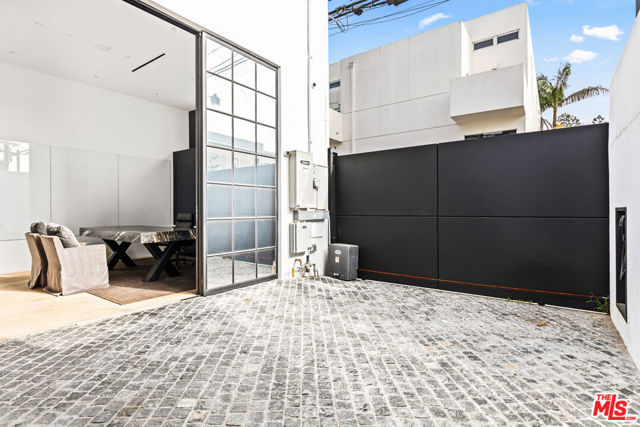 1346 Abbot Kinney Boulevard, Venice CA: https://media.crmls.org/mediaz/cad7f0ee-08c2-4ccc-90a8-3a93ec225ef3.jpg