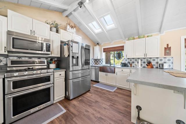 Detail Gallery Image 13 of 75 For 1569 via Monserate, Fallbrook,  CA 92028 - 5 Beds | 4 Baths