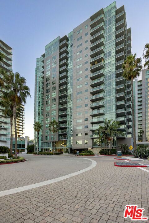 13650 Marina Pointe Drive, Marina del Rey CA: https://media.crmls.org/mediaz/cad92828-5ef9-4b10-8212-7b824a9f90f4.jpg