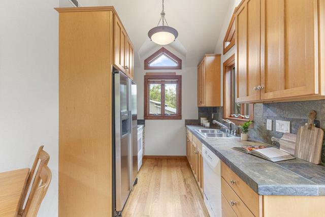 14205 Shannon Road, Los Gatos CA: https://media.crmls.org/mediaz/cad9851e-c6cc-4692-b524-2bf665c4f1b5.jpg