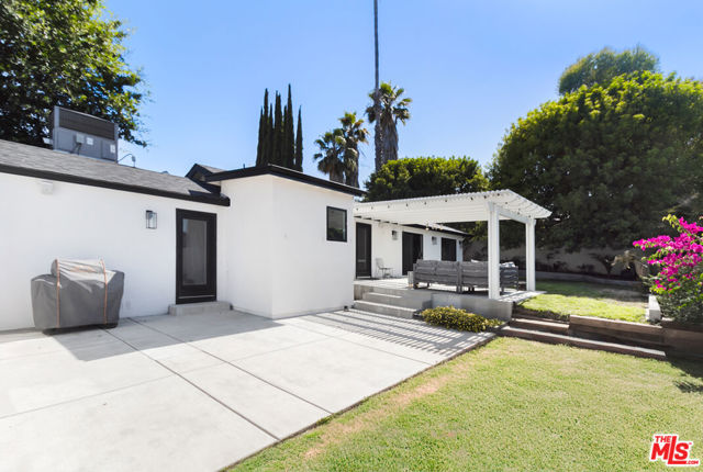 5433 Tampa Avenue, Tarzana CA: https://media.crmls.org/mediaz/cada5178-5696-4abc-95c8-6b4159b9dacd.jpg