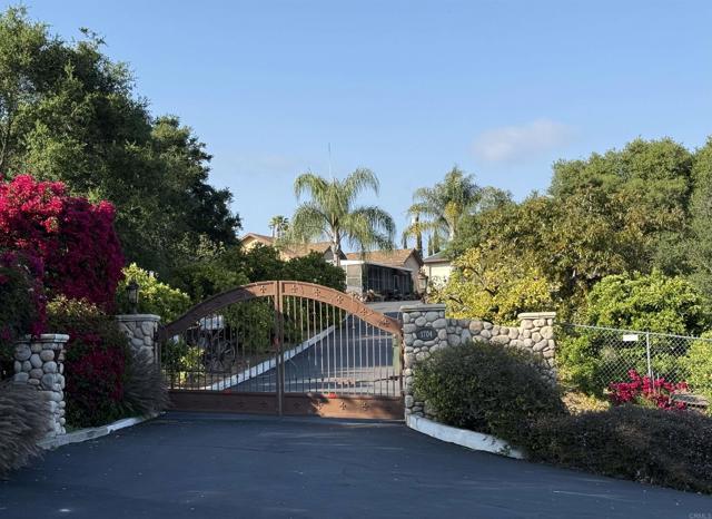 1704 Winterwarm Dr, Fallbrook CA: https://media.crmls.org/mediaz/cadaa6cc-a270-4f76-87ac-1d7cf3a8a7cd.jpg