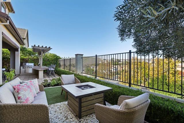 3885 Highpointe Ct, Dublin CA: https://media.crmls.org/mediaz/cadabf56-cefe-4a76-abbd-80900b77f514.jpg