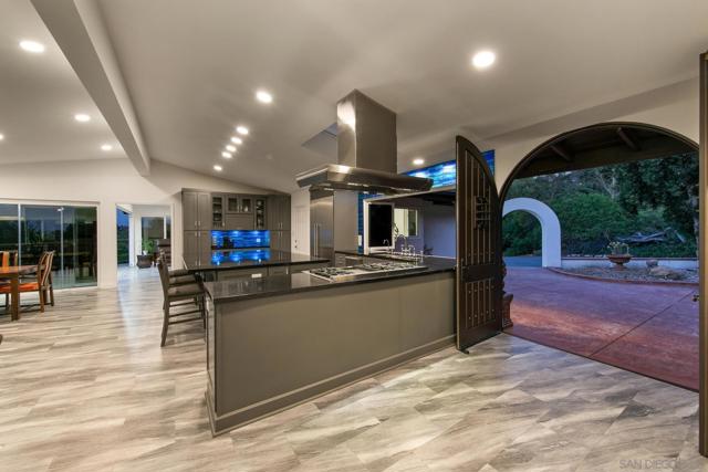 5030 Helix Ter, La Mesa CA: https://media.crmls.org/mediaz/cadb21af-ea08-4c90-ae3c-9e317b9113a0.jpg