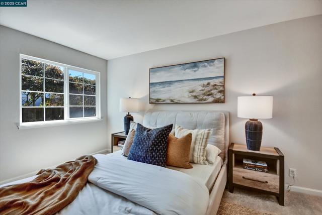 423 Casa Del Mar Dr, Half Moon Bay CA: https://media.crmls.org/mediaz/cadb72da-91fa-4f0d-be2d-39ab72598800.jpg