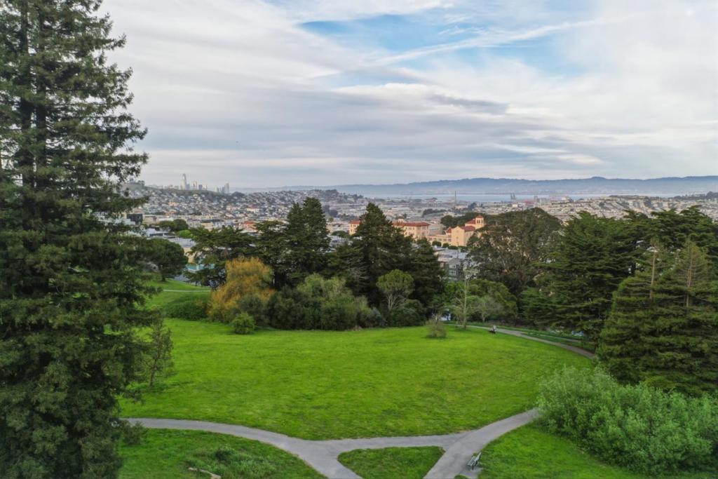 https://media.crmls.org/mediaz/cadb8cca-506e-4ca2-a1d5-6c12c4962974.jpg?preset=X-Large