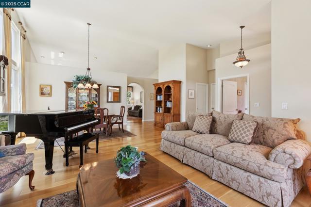 21 Mercury Ct, Pleasant Hill CA: https://media.crmls.org/mediaz/cadb97fc-8c29-49d0-8751-224282721966.jpg