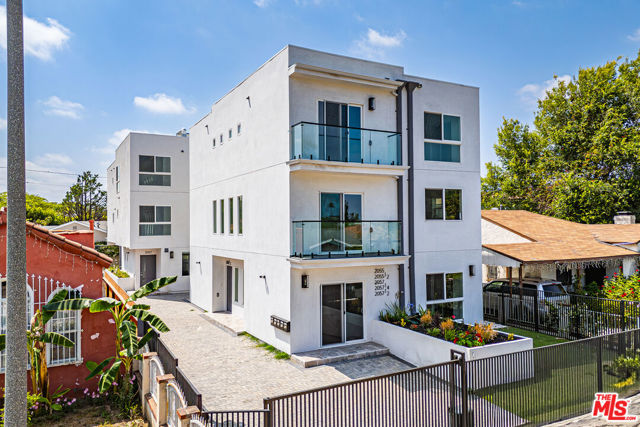 2055 S Garth Avenue, Los Angeles CA: https://media.crmls.org/mediaz/cadc3c5d-32a4-4519-99d6-6e30dba05703.jpg