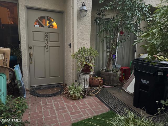 22305 Mission Circle, Chatsworth CA: https://media.crmls.org/mediaz/cadca0a4-b4dc-4edd-99a5-81d5eb7f70a9.jpg