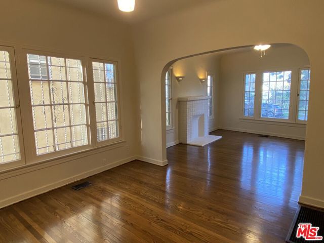 1123 S Citrus Avenue, Los Angeles CA: https://media.crmls.org/mediaz/cadf0fbf-2204-4c2d-bfea-3949ad3dbf7b.jpg