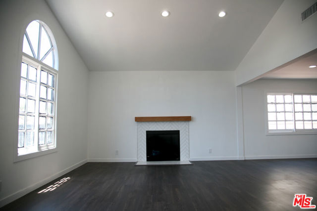 7900 LOUISE Avenue photo 5