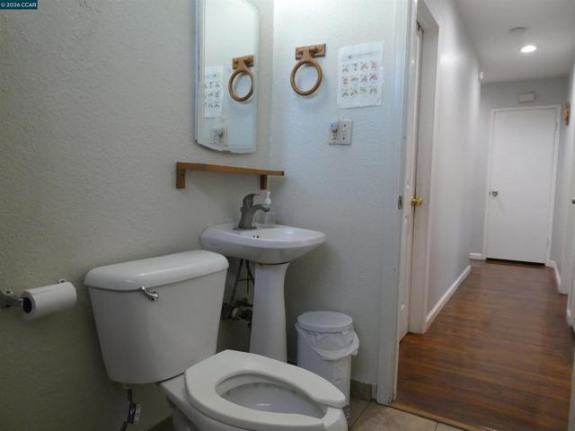 Image 23 of 43 For 2908 Sargent Ave