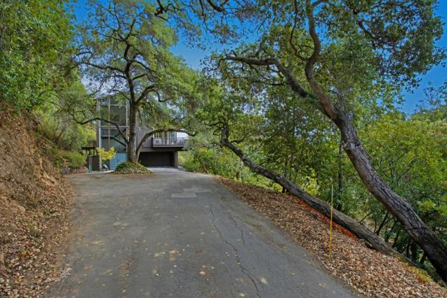 435 Golden Oak Drive, Portola Valley CA: https://media.crmls.org/mediaz/cae162d8-f0f5-44e5-80e4-0e31ead66886.jpg