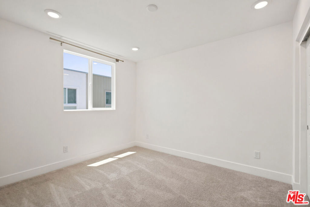 https://media.crmls.org/mediaz/cae16dfc-c5ef-4303-8de2-2100d0fb038f.jpg?preset=X-Large