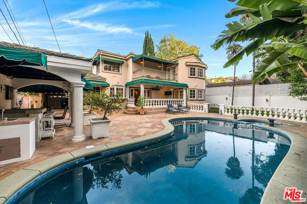 https://media.crmls.org/mediaz/cae1dc76-23a6-4433-b852-6f54602777dc.jpg?preset=X-Large