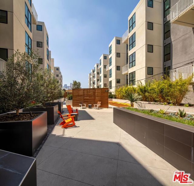 1101 N Main Street, Los Angeles CA: https://media.crmls.org/mediaz/cae1fbf5-7762-4327-bec9-e879807936fc.jpg