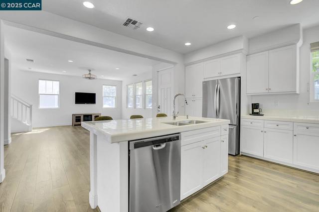 330 Pacifica Dr, Brentwood CA: https://media.crmls.org/mediaz/cae2757a-0c7e-48df-a301-32f91917ec9b.jpg
