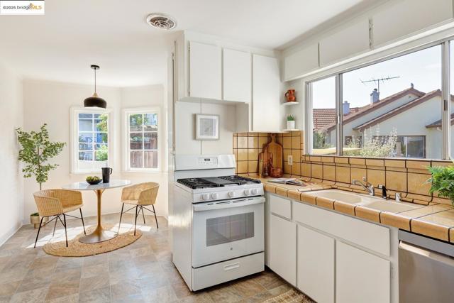 6753 Manor Crest, Oakland CA: https://media.crmls.org/mediaz/cae28782-e39b-40bf-a3f2-dcdf3d6a895a.jpg
