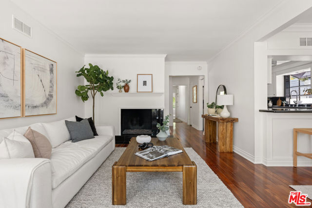 7363 W 87th Place, Los Angeles CA: https://media.crmls.org/mediaz/cae38996-e6f5-4202-ae74-676be445161a.jpg