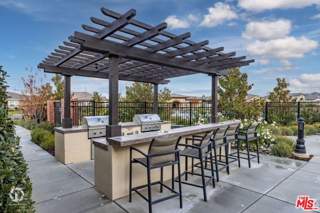 3719 Pathway Court, Bakersfield CA: https://media.crmls.org/mediaz/cae39db6-8585-48a6-be16-2c952dc8e92e.jpg