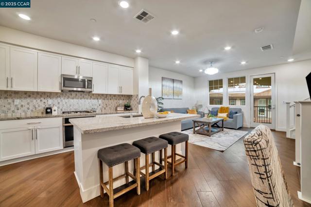 33103 Via Vicenza, San Ramon CA: https://media.crmls.org/mediaz/cae66355-f5b5-4244-96d9-a13b2a0d0ce6.jpg