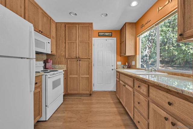 3221 Dolores Dr, Julian CA: https://media.crmls.org/mediaz/cae67e6b-f2a5-4b76-bc04-4a41bcde81f2.jpg