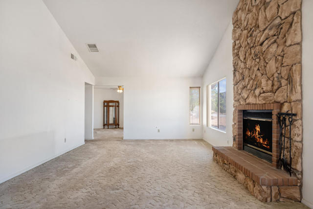 58697 Santa Barbara Drive, Yucca Valley CA: https://media.crmls.org/mediaz/cae6d132-ac9e-418d-abff-76124f55e4ec.jpg