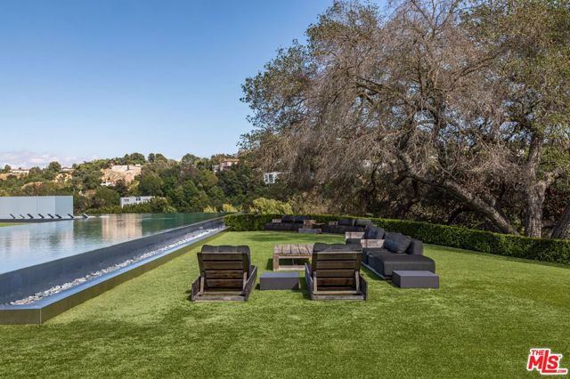 2571 Wallingford Drive, Beverly Hills CA: https://media.crmls.org/mediaz/cae6ecc2-0b2f-462a-8f46-33a3115a083f.jpg