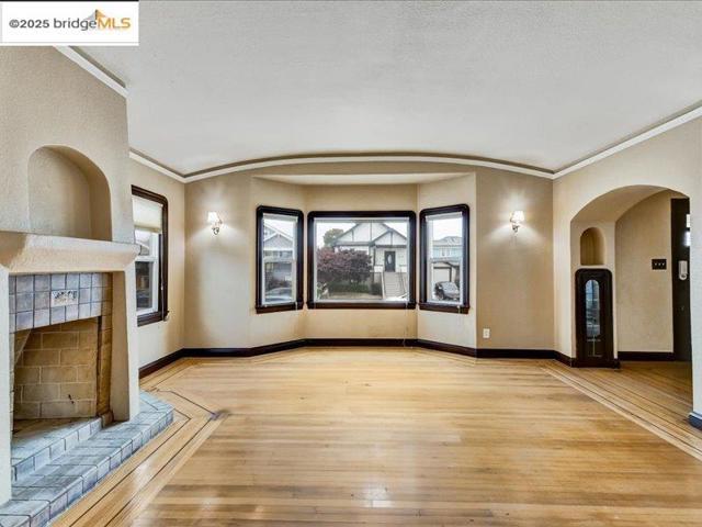 4211 Market St, Oakland CA: https://media.crmls.org/mediaz/cae7ed17-289e-4837-a350-91337cfe9ae3.jpg