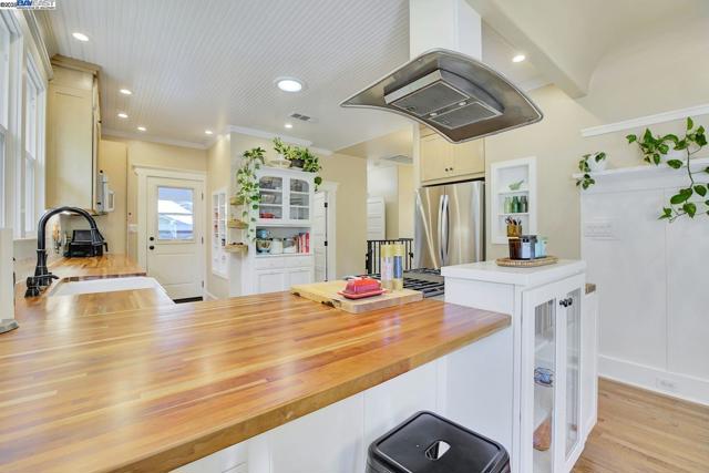 1215 Castro St, Martinez CA: https://media.crmls.org/mediaz/cae956d8-7587-4b1f-821d-63fa62054105.jpg