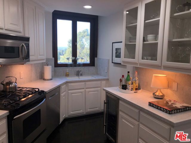 316 N Rossmore Avenue, Los Angeles CA: https://media.crmls.org/mediaz/cae9f624-03cc-4c98-84bf-cb1709463cac.jpg